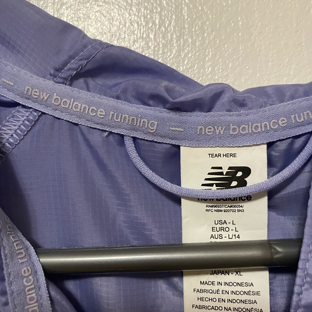 New Balance lightweight windbreaker - Picture 4 of 5